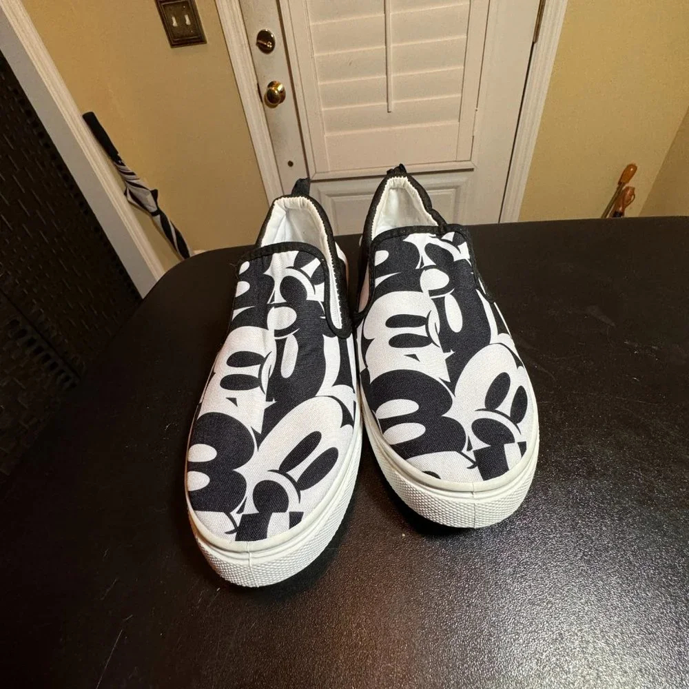 Disney Mickey Mouse size 7 black and white slipon